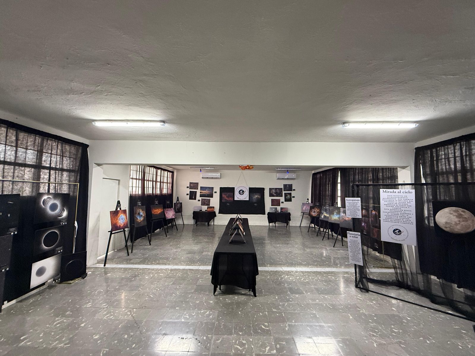 Estudiantes observando fotografías de nebulosas