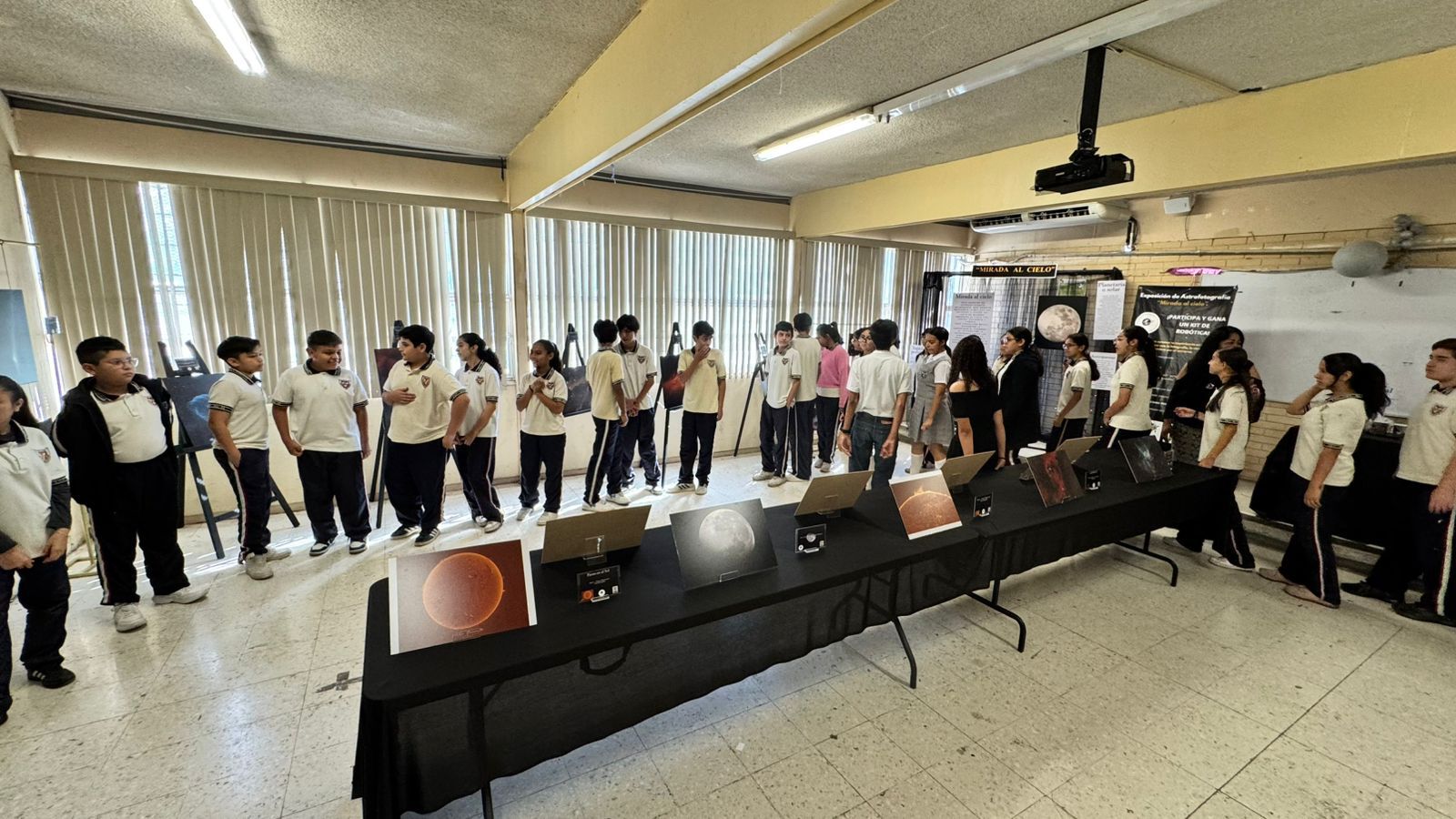 Estudiantes interactuando con astrofotógrafos
